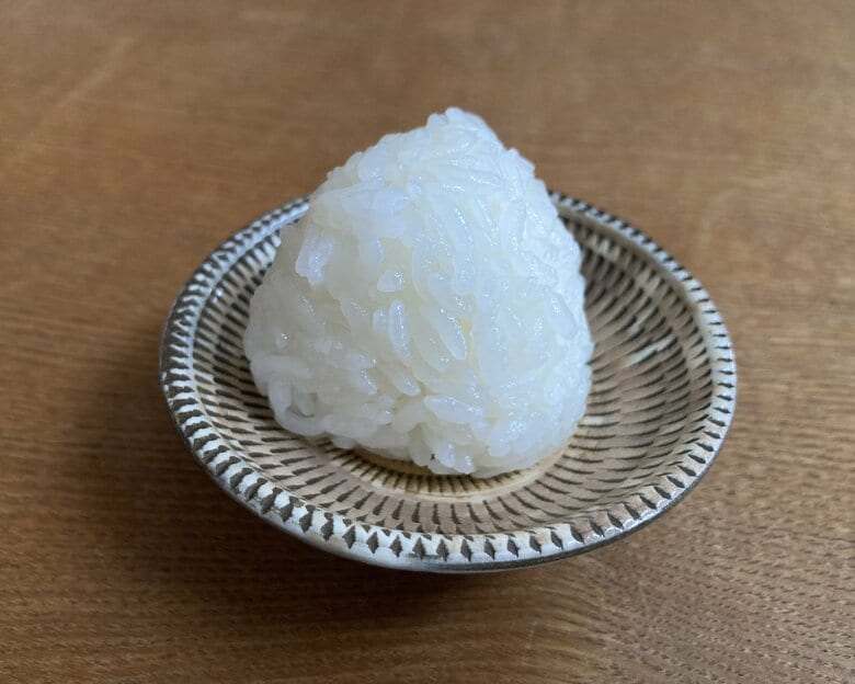 口の中でほどける粒感がおむすびの要