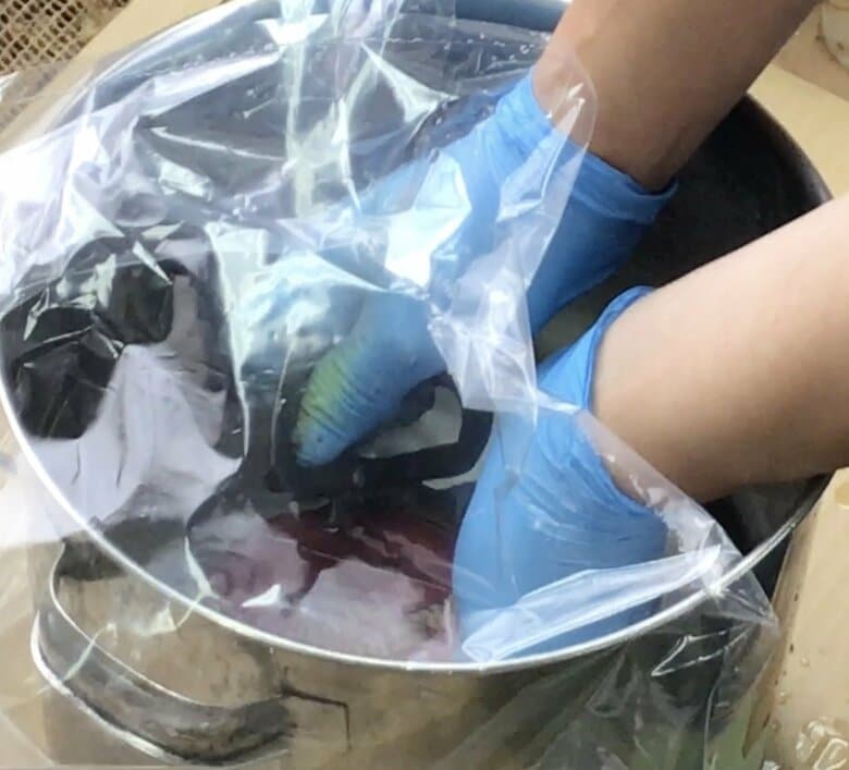 水の中で缶を開ける
