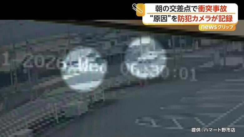 衝突する寸前の2台の車