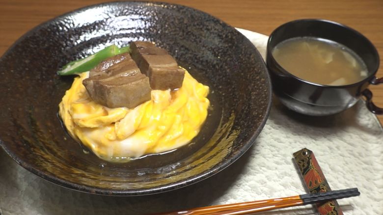 オムライスの上で圧倒的な存在感…豚の角煮が一番人気の『お惣菜×カフェ』 参道沿いに主婦の強い味方