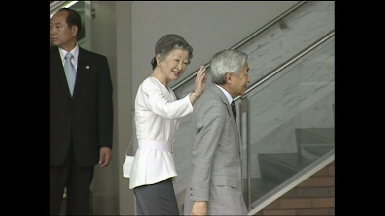 軽井沢駅に到着された天皇・皇后両陛下（長野・軽井沢町）