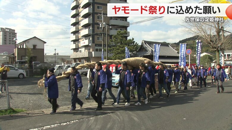 大しめ縄を鳥居へ運ぶのもひと苦労
