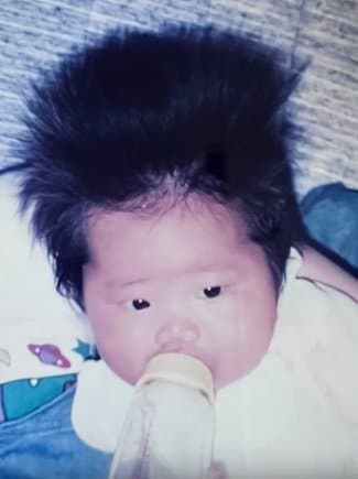 もう一度、お母さんの写真。哺乳瓶をくわえる姿がクール!?