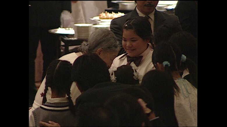 絵画と習字のコンクール入賞者たちと歓談される皇后さま