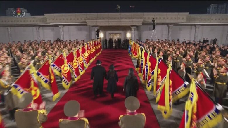 正恩氏と娘の数歩後を歩く李雪主夫人