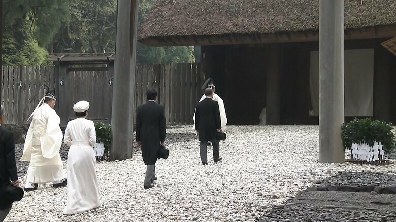 内宮の外玉垣南門を通り、中重鳥居へと向かわれた（21日）