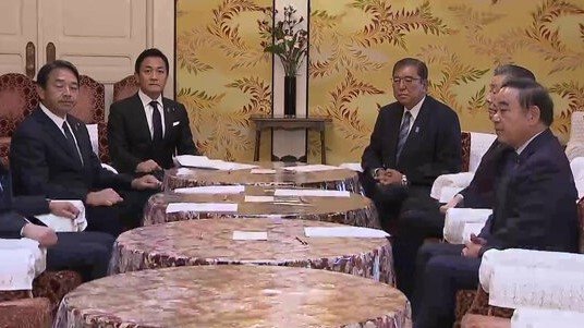 石破首相と初の党首会談に臨んだ玉木代表（11月11日）