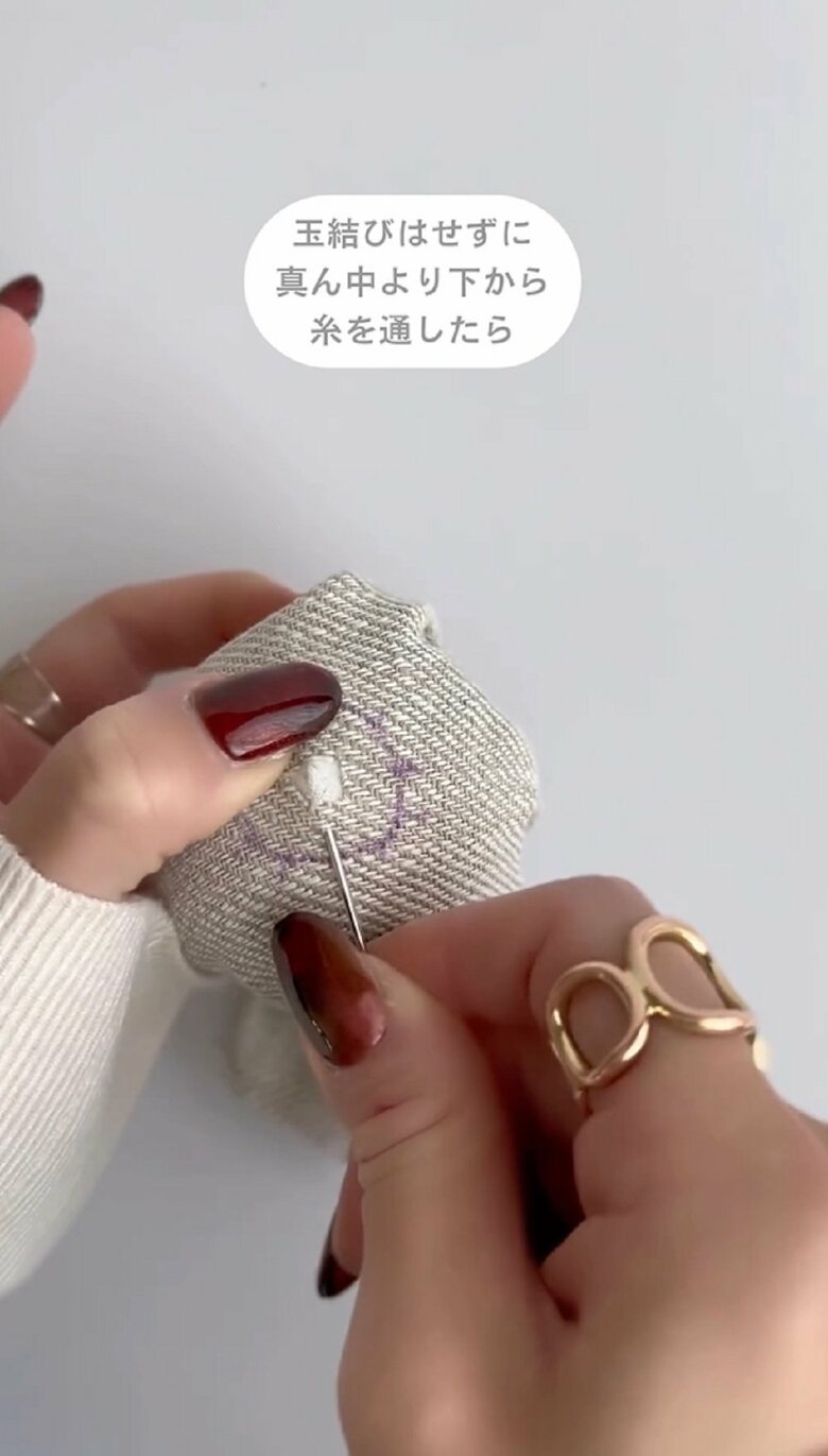 “玉結びはしない”で、真ん中より下から糸を通す