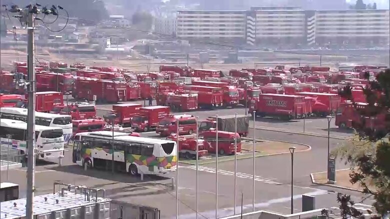 全国15都道県からの緊急消防援助隊が消火活動