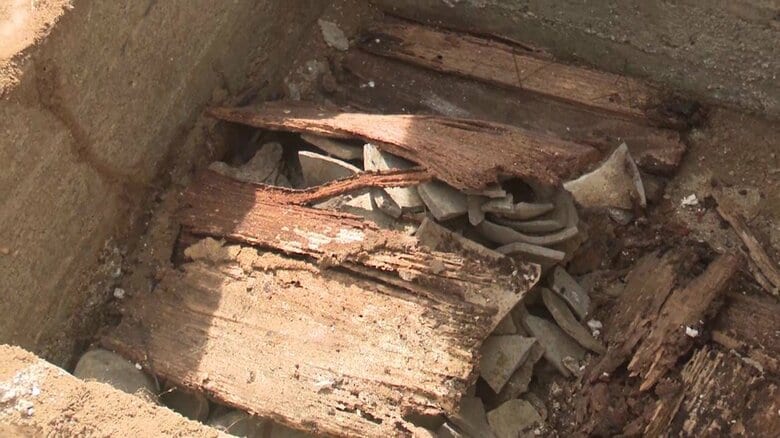 発掘で見つかった崩れた木箱