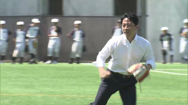 地元・神奈川県の学校で中学生と野球で汗を流す小泉氏（9月5日）