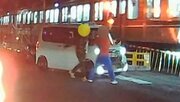 【独自】「時間ないねん!」と怒鳴り声も … 高齢夫婦乗る車と男が“路上トラブル”殴る蹴るの暴行を目撃 大阪・吹田市