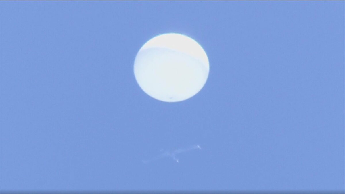 日本上空に出現した 謎の白い球体 ついに正体判明 気象ゾンデ に似ているが まさかの真相は 地球一周