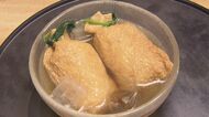 器には大きな油揚げのみ…幅広きしめんの人気店に登場『黄金包みきしめん』見た目のインパクトと清涼感で話題に