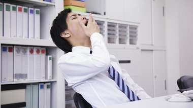 会議中、周囲にバレることなく眠気を覚ますには? 専門家のオススメの方法