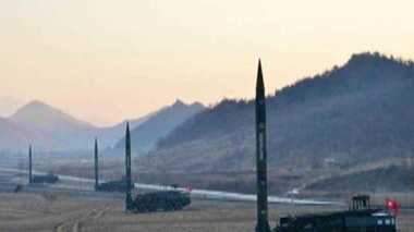 北朝鮮が弾道ミサイル同時発射の映像を公開