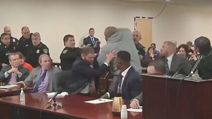 【騒然】法廷で怒り爆発…被告につかみかかろうと男性が“暴走” その悲痛な理由とは　米・ニューヨーク州