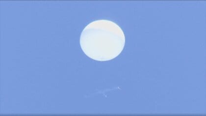 日本上空に出現した「謎の白い球体」ついに正体判明！“気象ゾンデ”に似ているが…まさかの真相は「地球一周?」