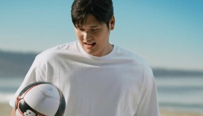 大谷翔平選手がサッカーのリフティングにチャレンジ！「お～いお茶」新CMで失敗“NGテイク”をあえて使用も