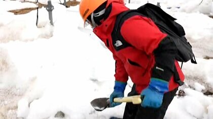 大気の流れ調べるアンテナ　欠かせない除雪作業