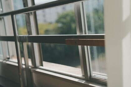 学校の窓から転落…子どもの死亡事故を防ぐ意見書　消費者庁が文科相に提出