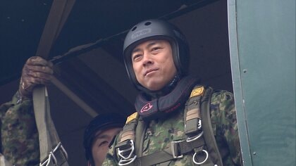小泉防衛相 降下訓練始めを視察　「国を守る決意を新たにした」