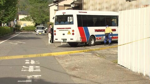小学校近くでスクールバスにひかれ7歳女児が重傷　「下敷きになった女の子がいる」学校関係者から通報　東京・あきる野市