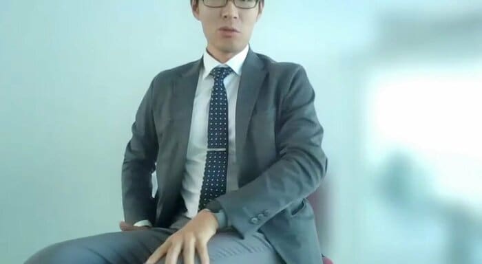両膝を揃えて左右に動かす