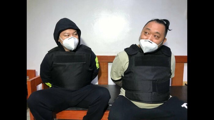 マニラの収容所から移送直前の渡辺容疑者(左)と小島容疑者(右)