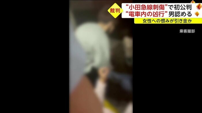 車両から線路に降りる乗客たち