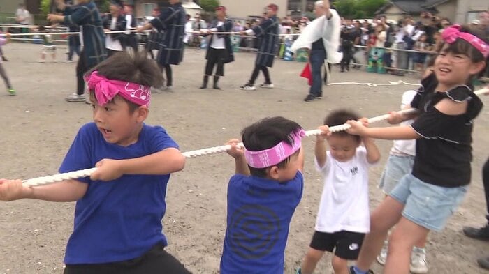 ロープを力いっぱい引っ張る子供たち