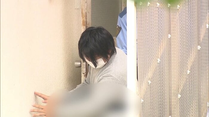 警察署の壁に手をつきながら警察車両に向かう野崎祐也被告(10月19日)