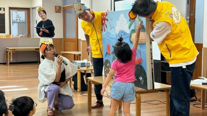 紙芝居を楽しむ子どもたち