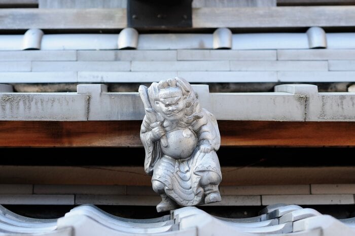 京都の屋根の上で見かける「鍾馗さん」(画像:イメージ)