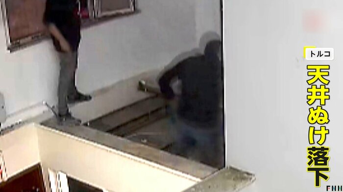 天井が抜け落下してしまった男性（IHA）