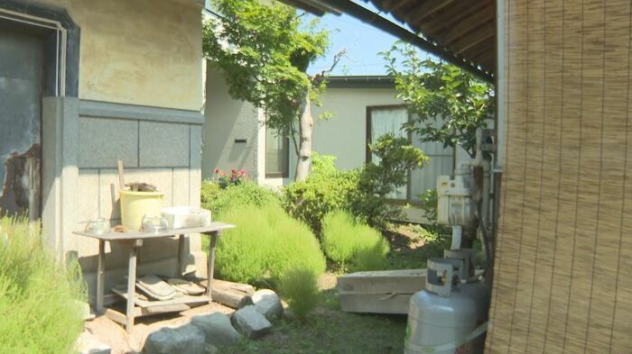 自宅の敷地内で草取り中に