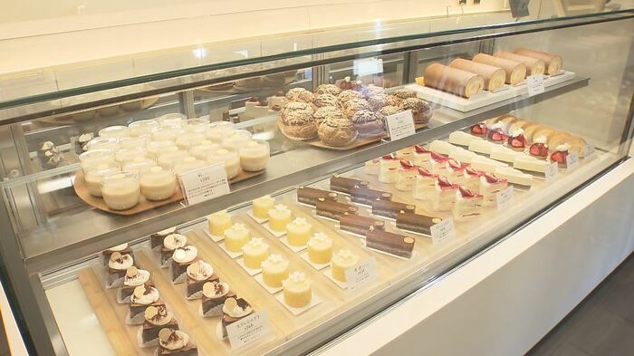 ショーケースに並ぶさまざまなスイーツ