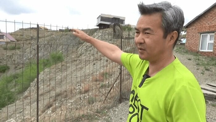 石切場だった場所を示すウルジートグトフさん
