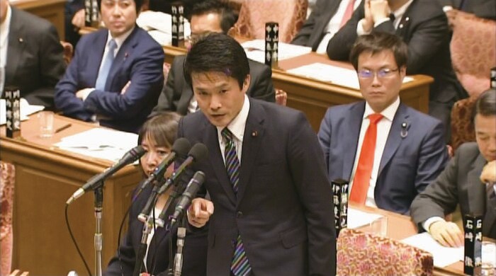 政権批判の先頭に立たなければいけないこともある(映画『なぜ君は総理大臣になれないのか』より)