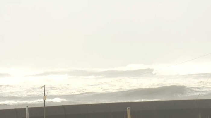 2024年8月16日正午頃 台風7号が近づく千葉・勝浦市の海の様子