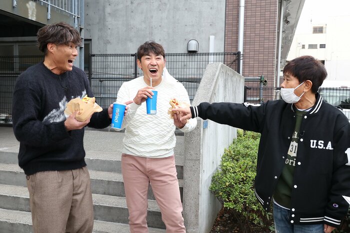 ホットドッグを片手に浜田雅功さんを待つ糸井嘉男と内川聖一