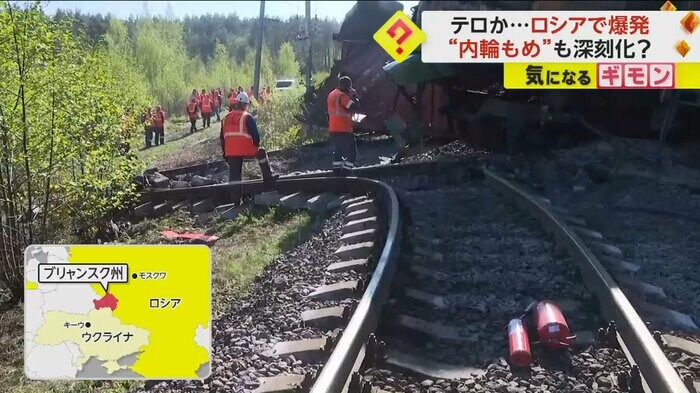 脱線した貨物列車付近に作業員が集まっている