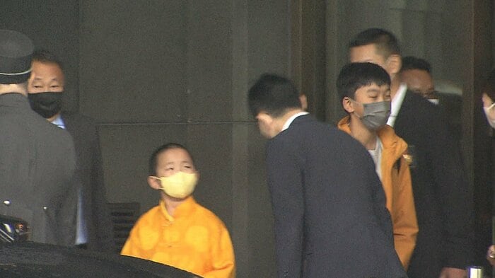 都内のホテルを後にする王女と2人の王子(7日)