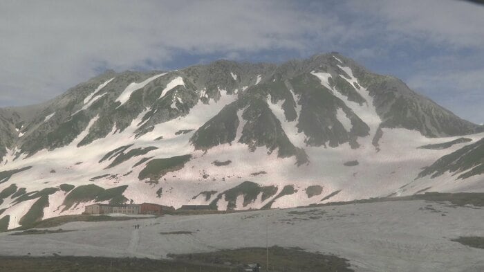 「赤雪」が見られる立山室堂（18日）
