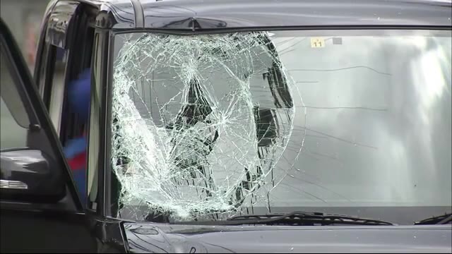 男子中学生が逆走の軽自動車にはねられる