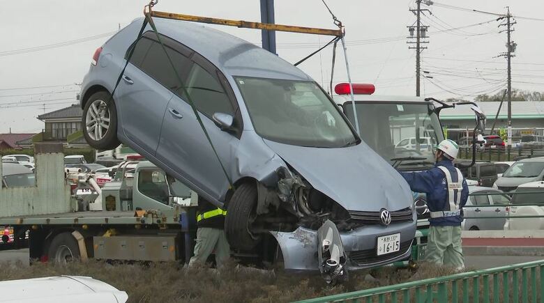 76歳女が運転の車がスーパーの駐車場で暴走　73歳女性が死亡　買い物客「ダダダダダダと…」車3台に衝突、車4台が倒れた外灯の被害　アクセルとブレーキの踏み間違えの可能性も｜FNNプライムオンライン
