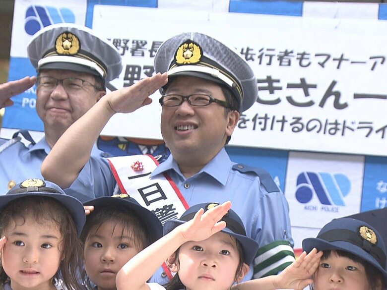 キャイ～ンの天野ひろゆきさんが愛知県警中村署の一日警察署長に 反射材の活用など交通安全を呼びかけ｜FNNプライムオンライン