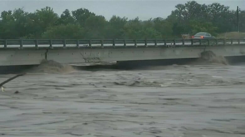 米・テキサス州で大雨による洪水が発生　これまでに24人死亡・20人以上が行方不明に　捜索・救助活動が続く｜FNNプライムオンライン