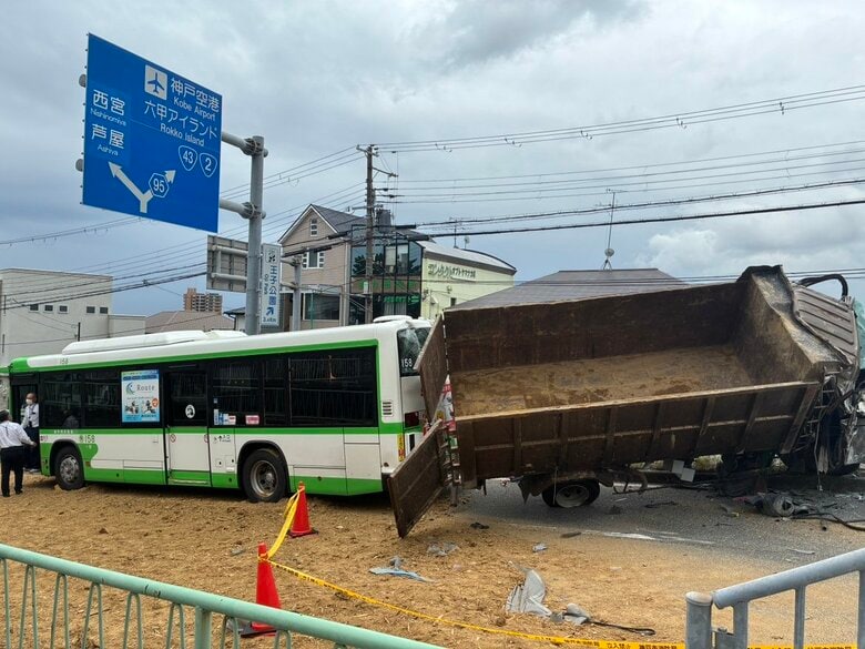 【速報】神戸市灘区でトラックがバスに突っ込む事故　トラックの運転手重傷　バス乗客数人がケガ｜FNNプライムオンライン