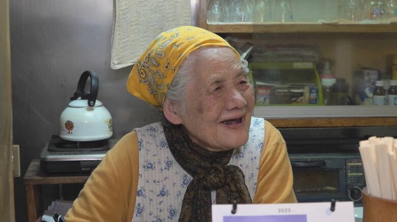 体が動く限りは…70年続く駅前のお好み焼き店を守る89歳の“母ちゃん” 外国人客にも伝わる人情の味｜FNNプライムオンライン